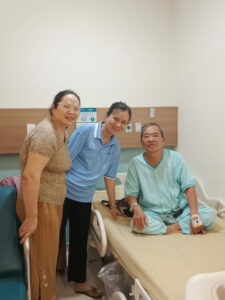Chuyên viên Spirit Health Care VN đồng hành cùng người bệnh tại Bệnh viện Hoàn Mỹ Sài Gòn, hỗ trợ đưa đón, làm thủ tục khám, hướng dẫn di chuyển và chăm sóc tận tâm trong suốt quá trình khám.